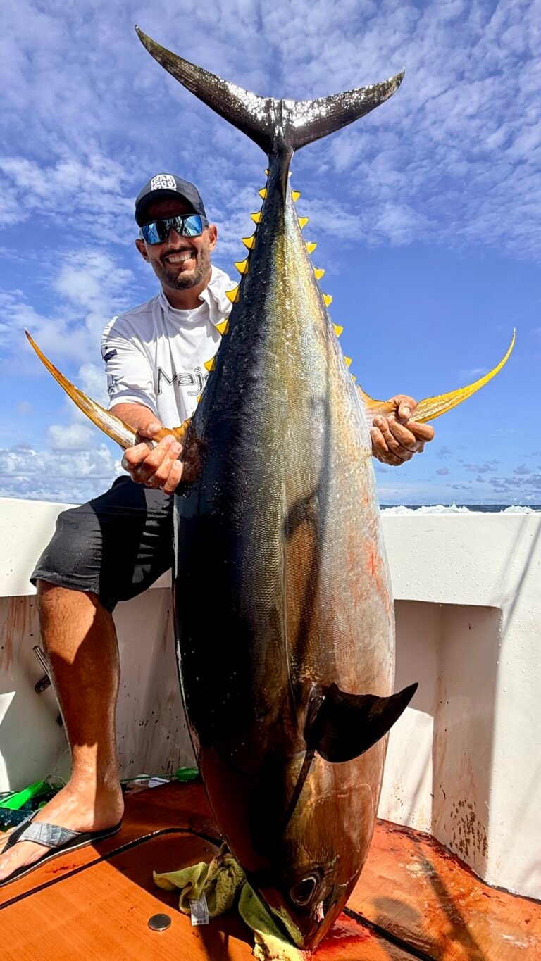Pescador con un atún aleta amarilla gigante en un viaje de pesca de varios días con Majo
